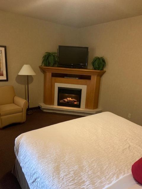 Отель Clarion Pointe Rimbey Экстерьер фото