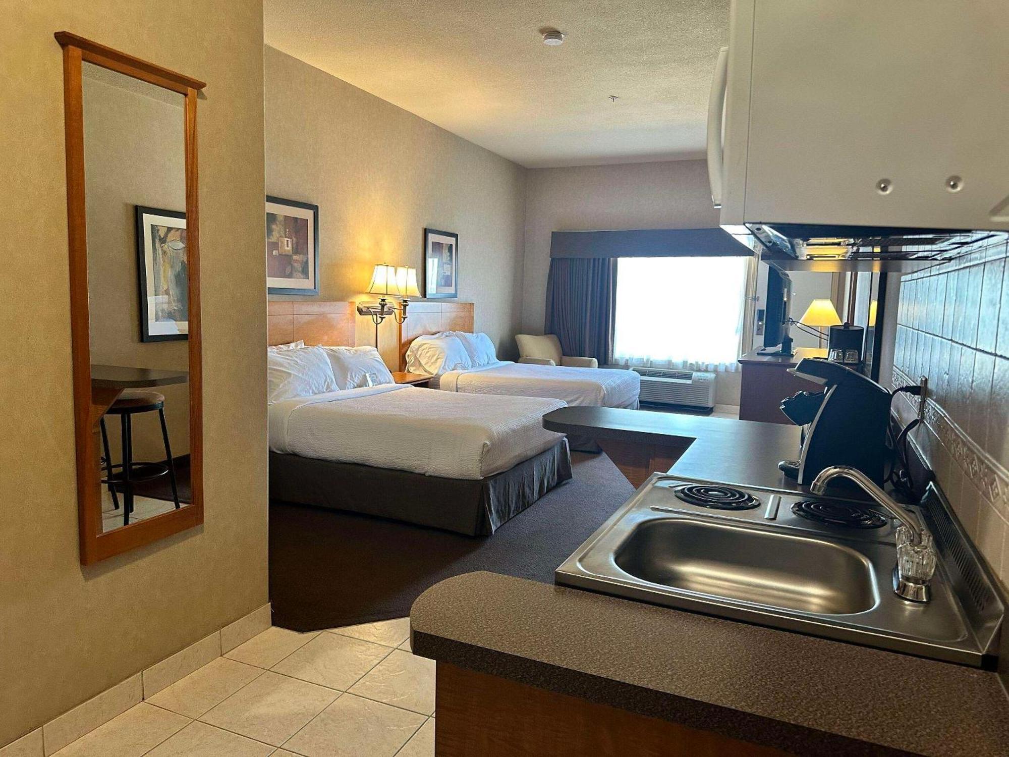 Отель Clarion Pointe Rimbey Экстерьер фото