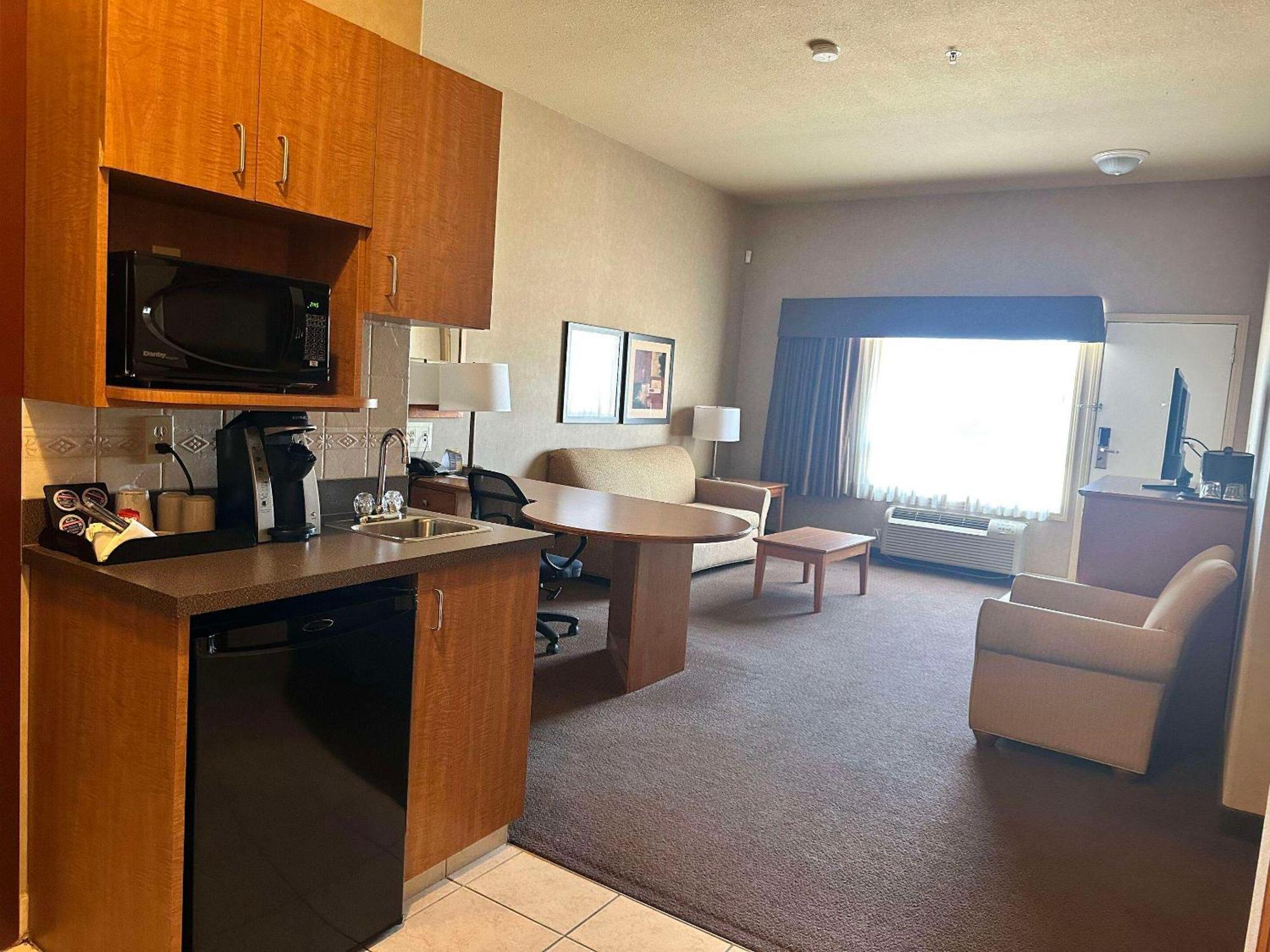 Отель Clarion Pointe Rimbey Экстерьер фото