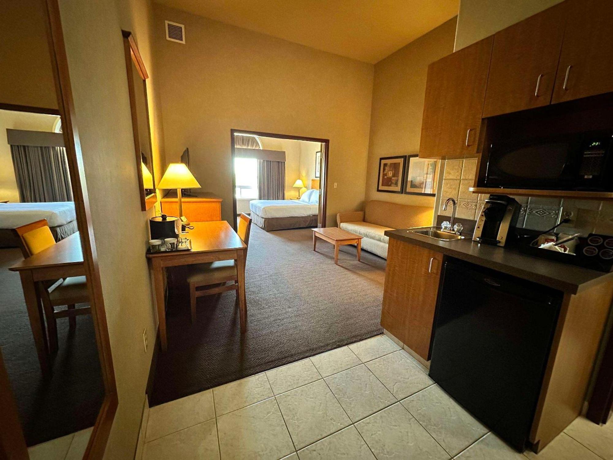 Отель Clarion Pointe Rimbey Экстерьер фото