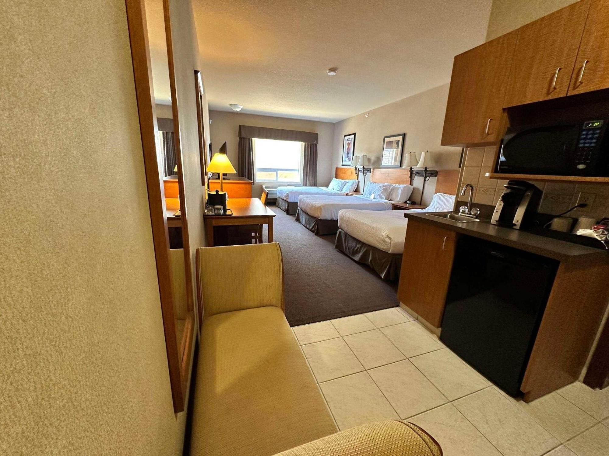 Отель Clarion Pointe Rimbey Экстерьер фото