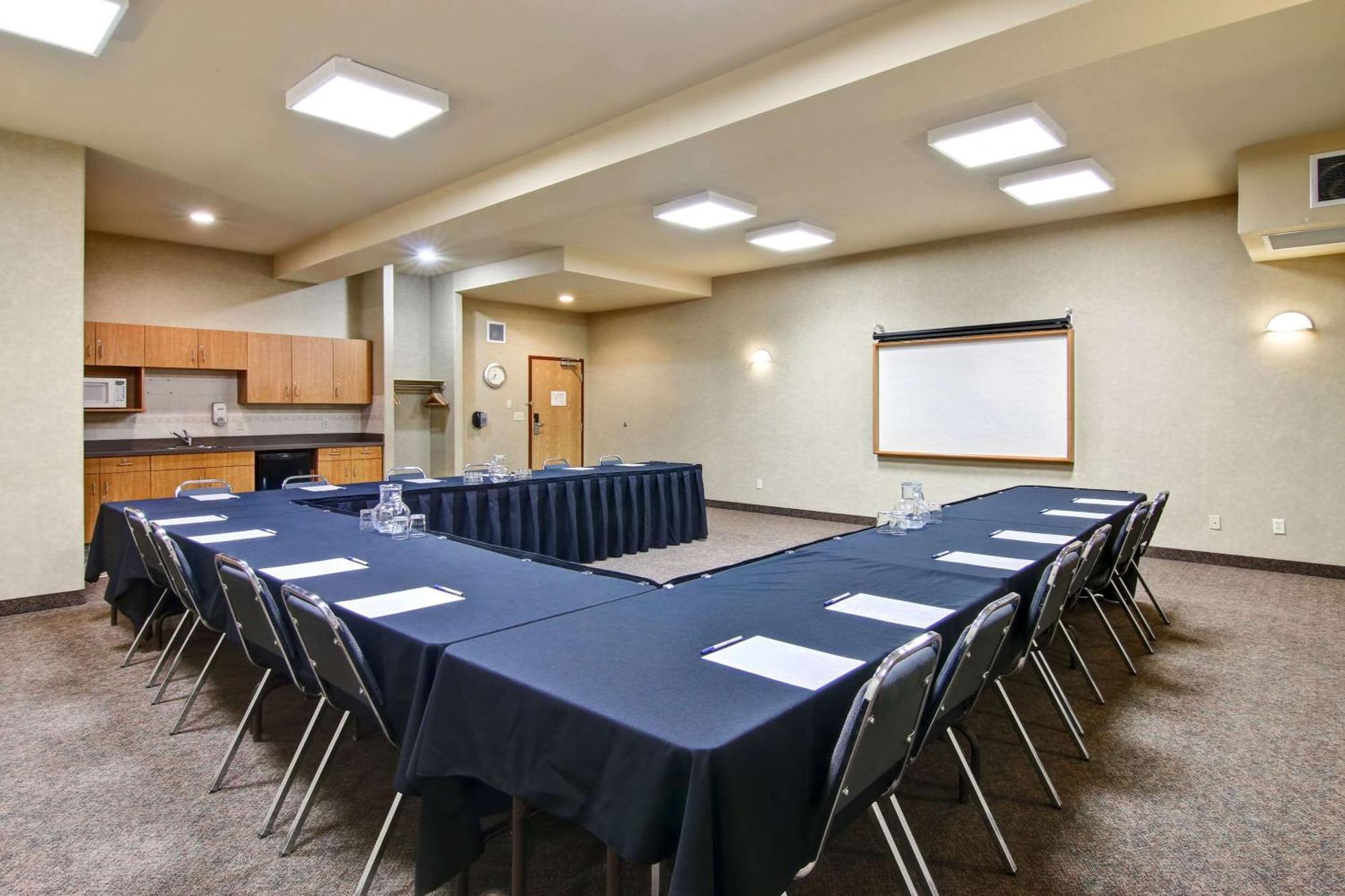 Отель Clarion Pointe Rimbey Экстерьер фото