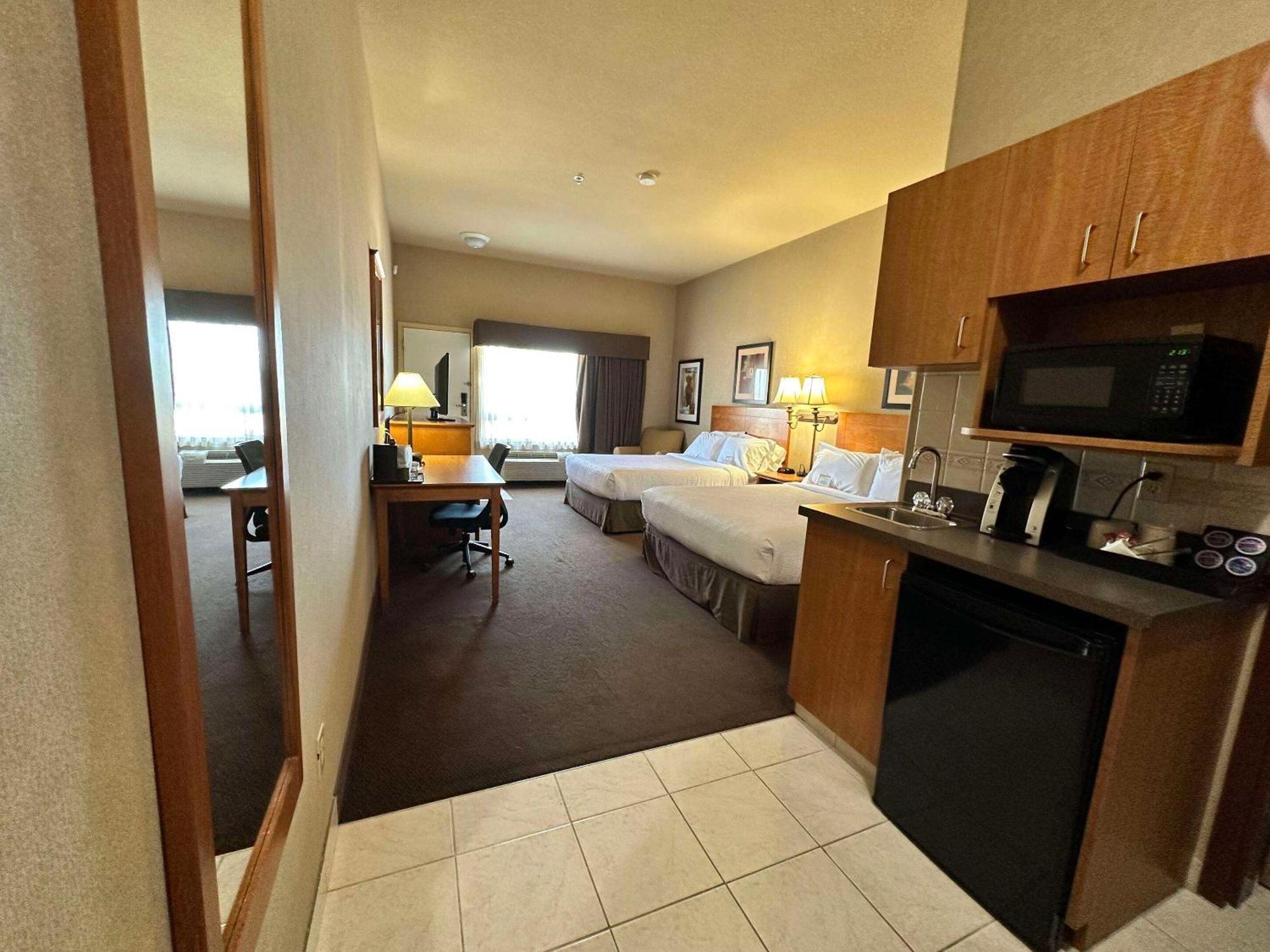 Отель Clarion Pointe Rimbey Экстерьер фото