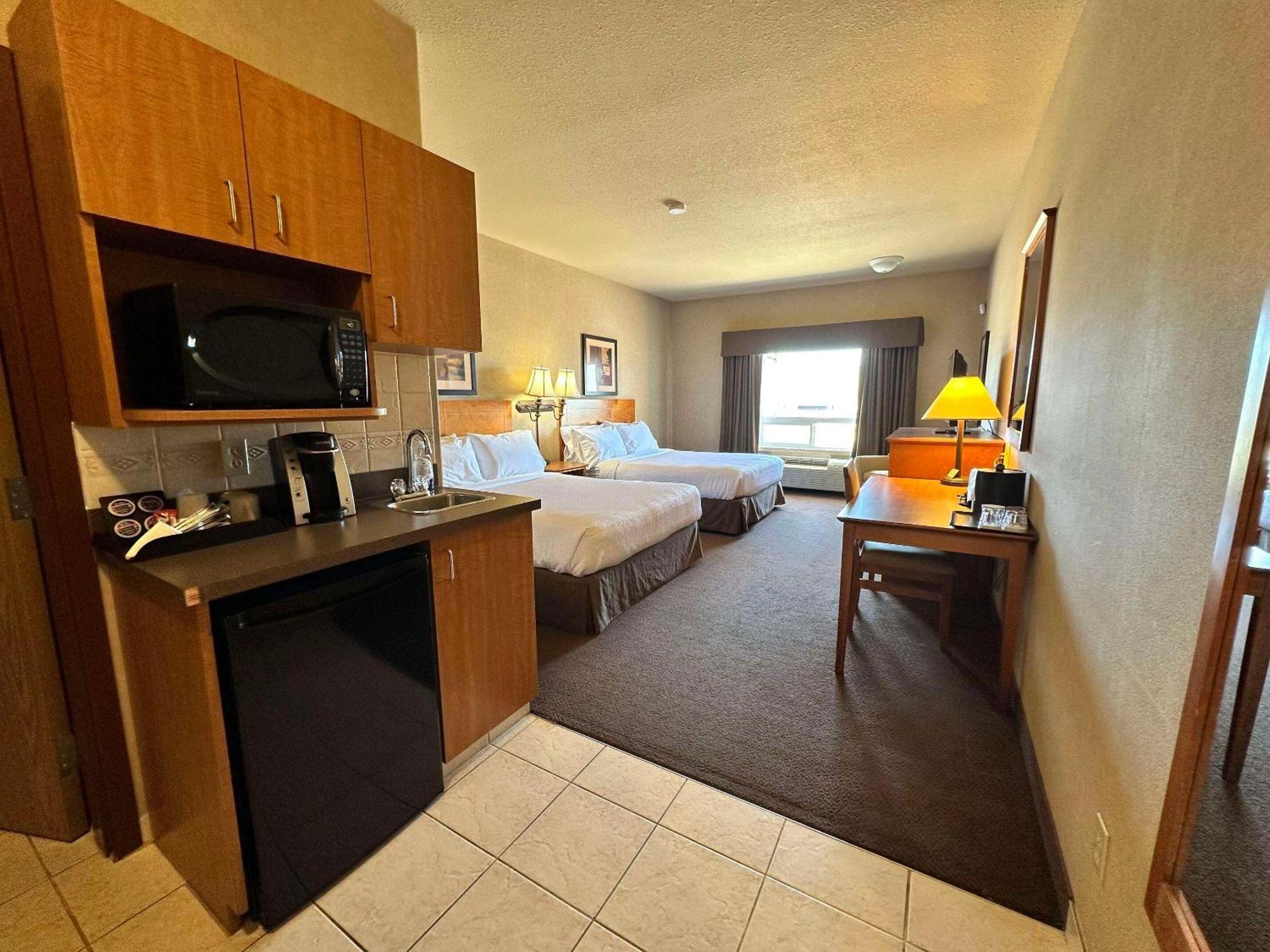 Отель Clarion Pointe Rimbey Экстерьер фото