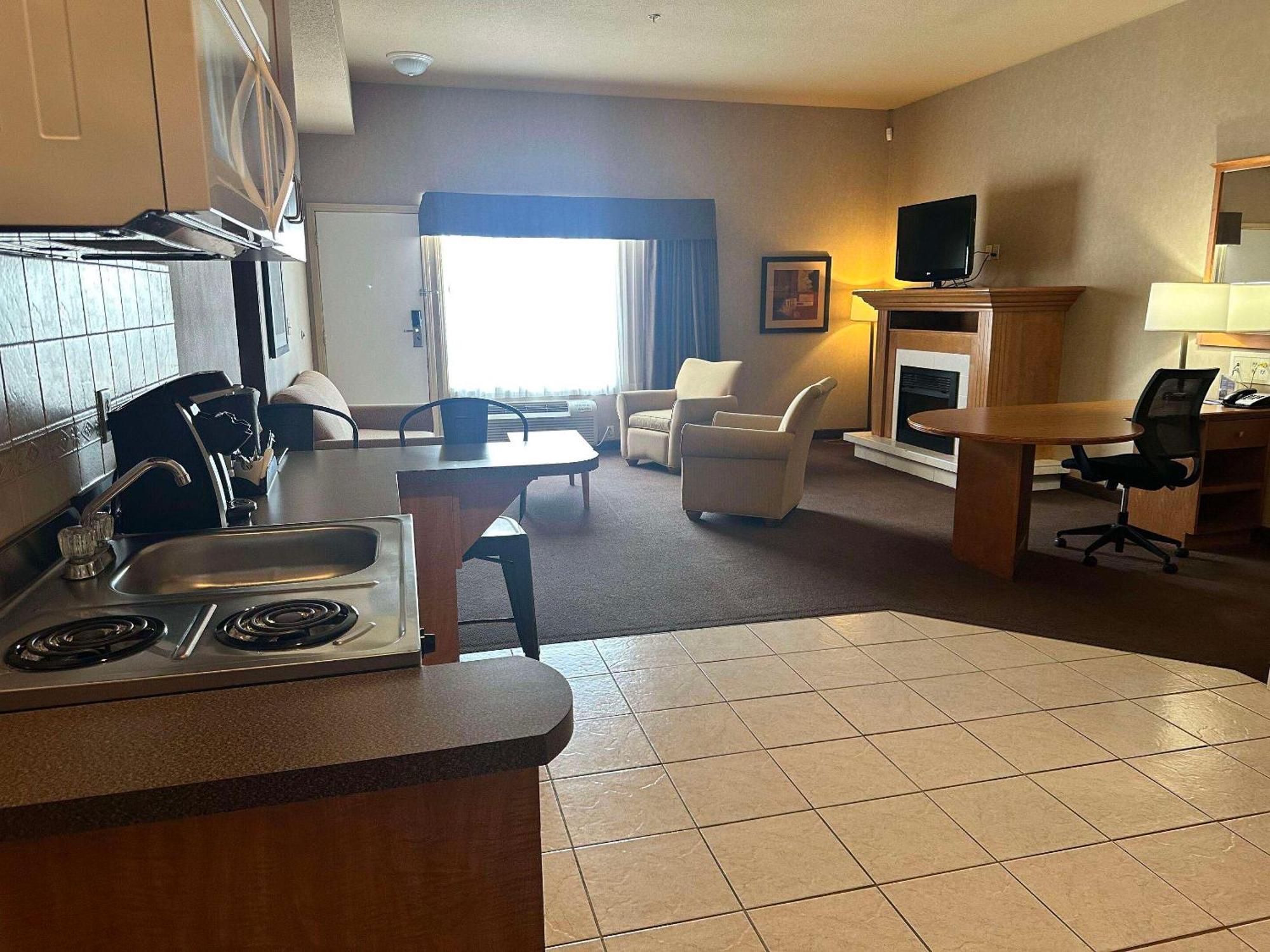 Отель Clarion Pointe Rimbey Экстерьер фото