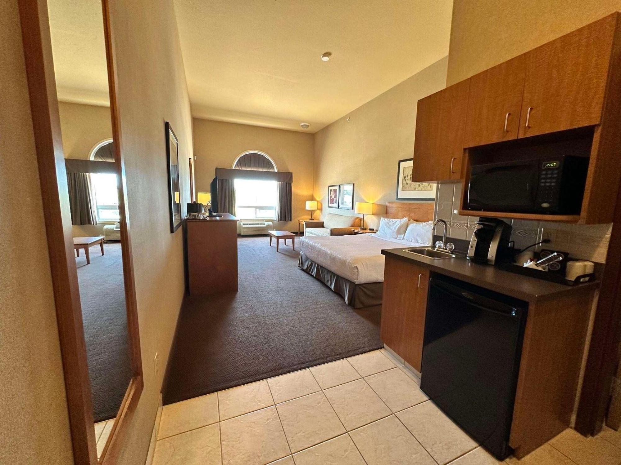 Отель Clarion Pointe Rimbey Экстерьер фото