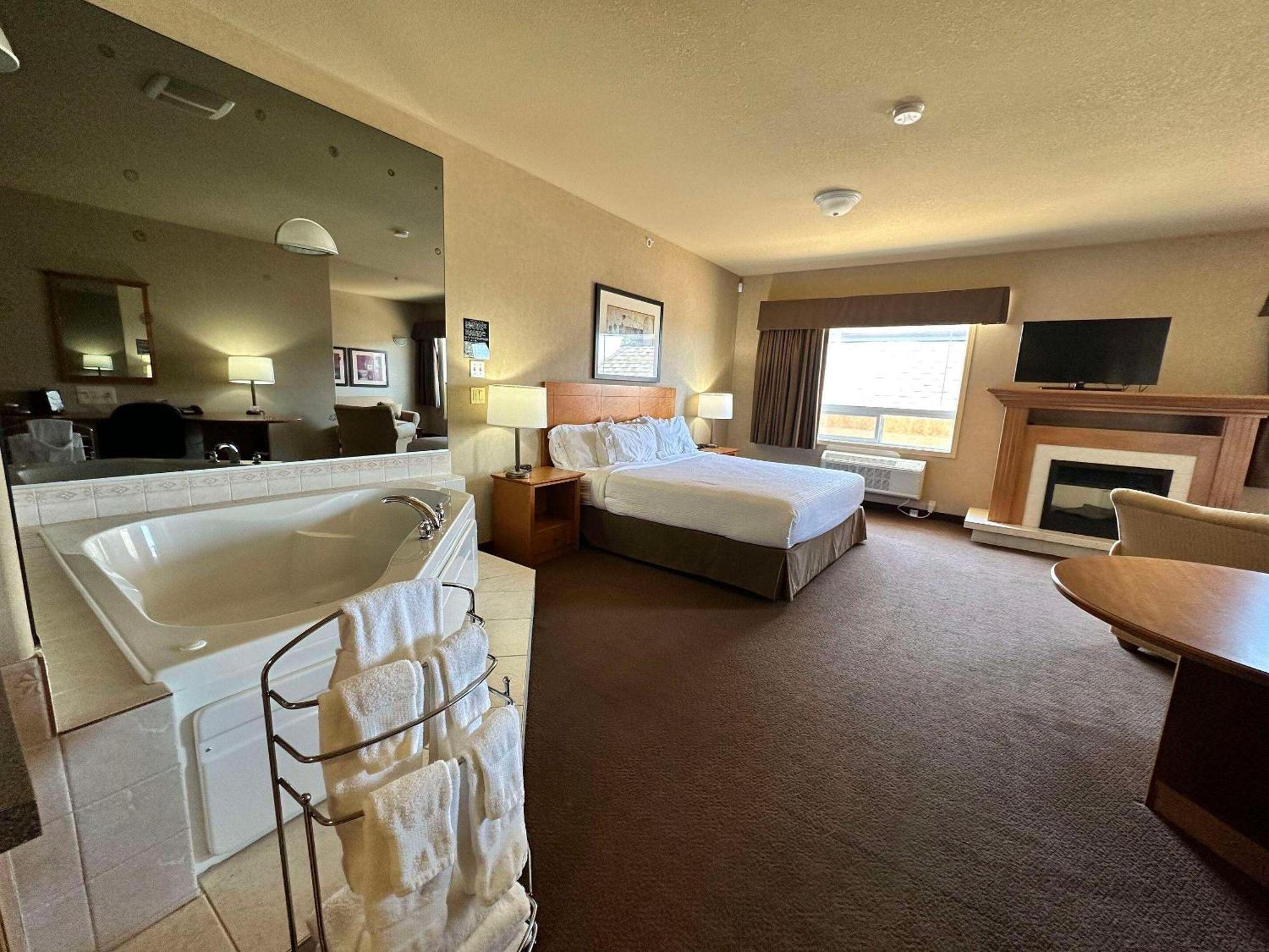 Отель Clarion Pointe Rimbey Экстерьер фото