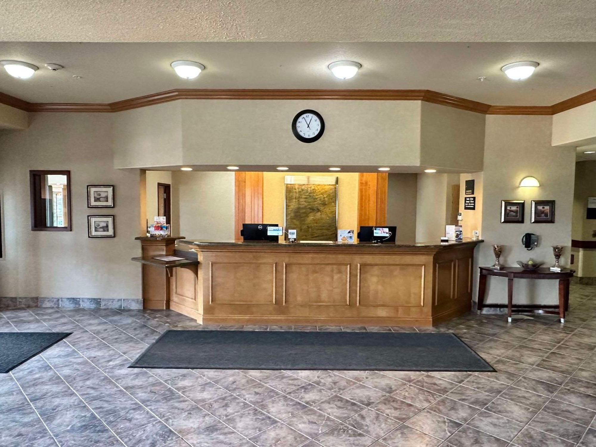 Отель Clarion Pointe Rimbey Экстерьер фото