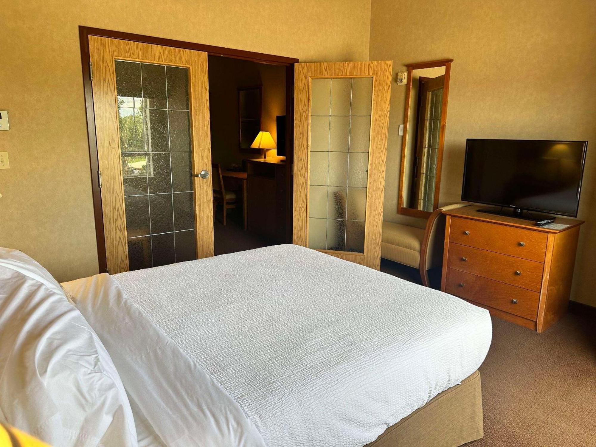 Отель Clarion Pointe Rimbey Экстерьер фото