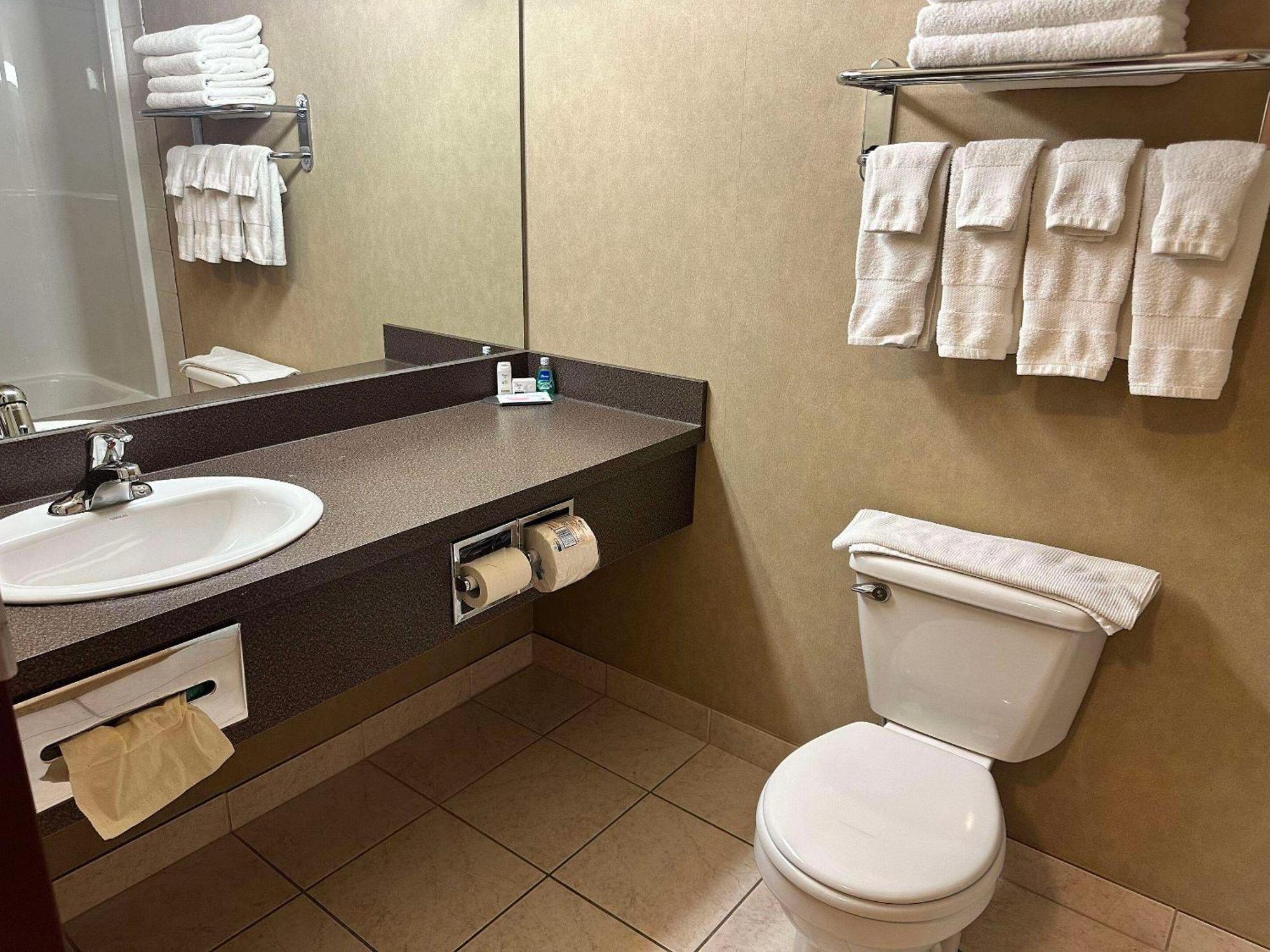 Отель Clarion Pointe Rimbey Экстерьер фото