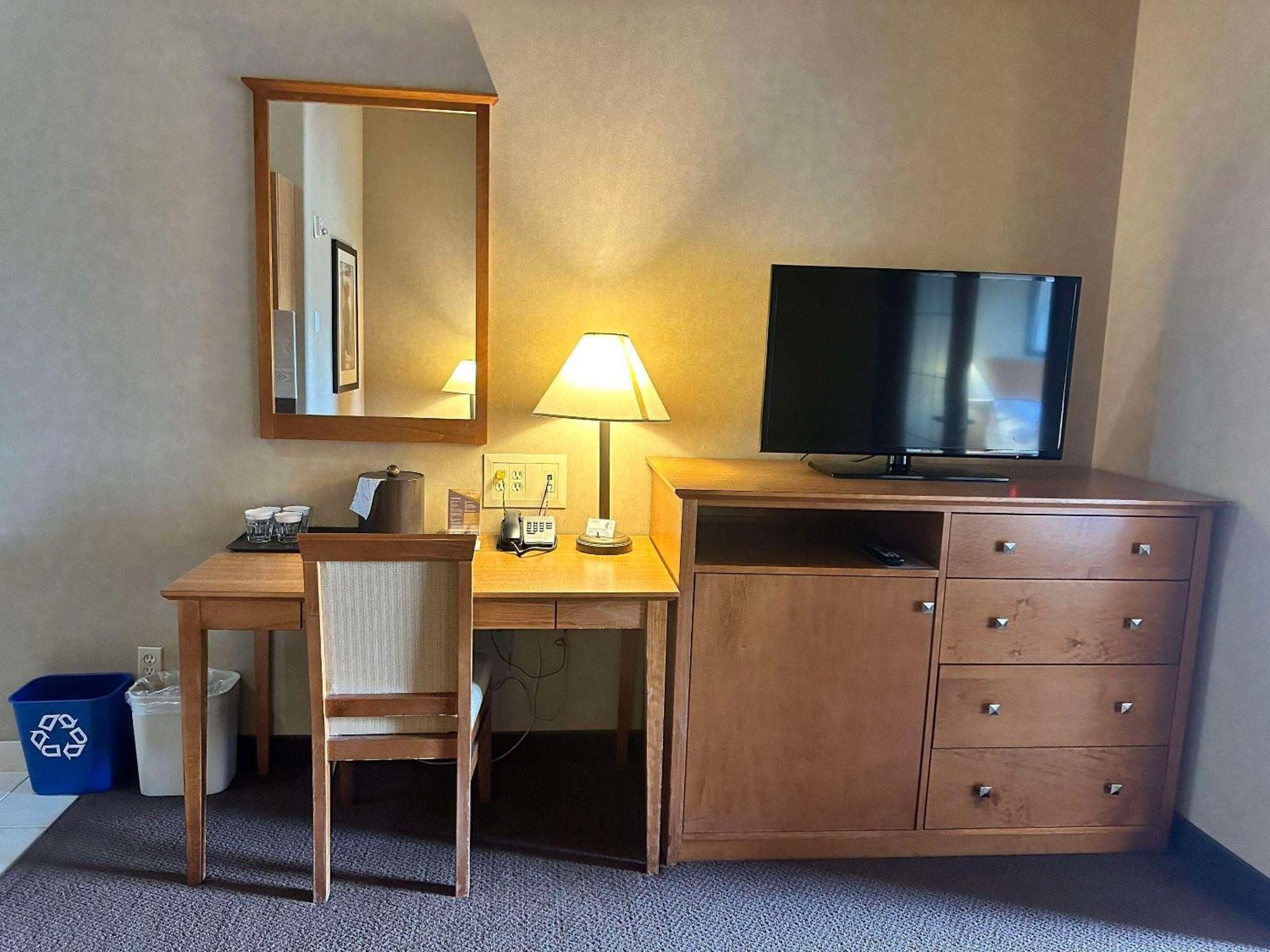 Отель Clarion Pointe Rimbey Экстерьер фото